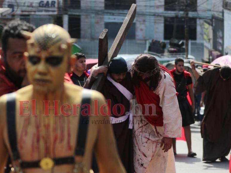 Las impresionantes imágenes del Vía Crucis de la iglesia El Calvario de Comayagüela