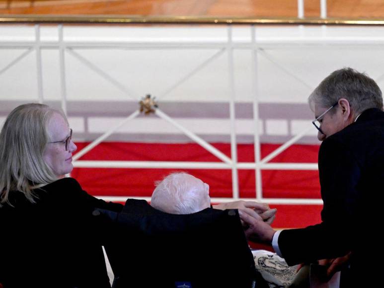 En silla de ruedas y en primera fila, Jimmy Carter da último adiós a su esposa