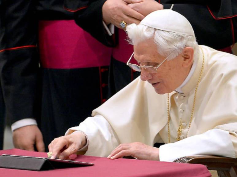 Amante de los gatos, escándalos y renuncia: la vida del papa emérito Benedicto XVI