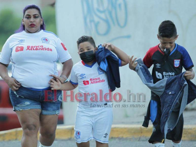 ¡Infierno blanco! Así se vive la previa del Olimpia-Municipal en el Chelato Uclés