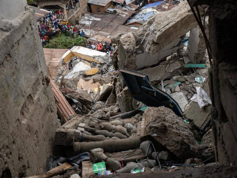 Derrumbe de edificio en Sierra Leona deja decenas de personas atrapadas bajo escombros