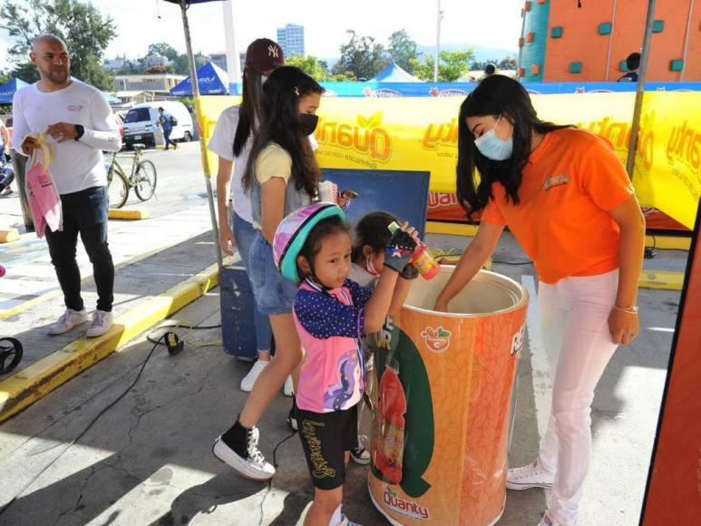 Entre trampolines y algodones de azúcar disfrutan grandes y chicos del ambiente en Vuelta Infantil 2022