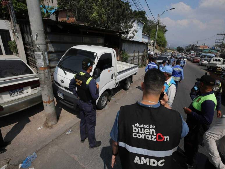 Inician decomiso de vehículos invasores en la salida a Danlí