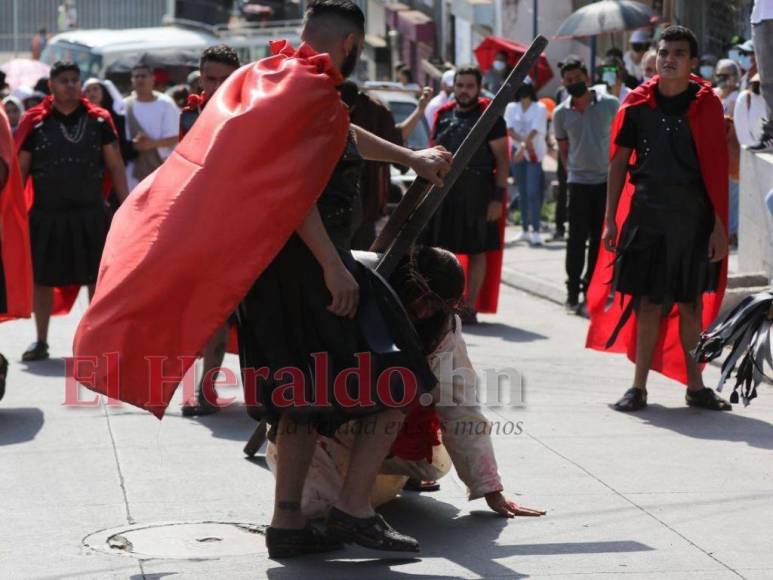 Las impresionantes imágenes del Vía Crucis de la iglesia El Calvario de Comayagüela