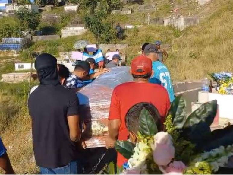 Entre dolor y reclamos de justicia despiden mujeres asesinadas en Roatán