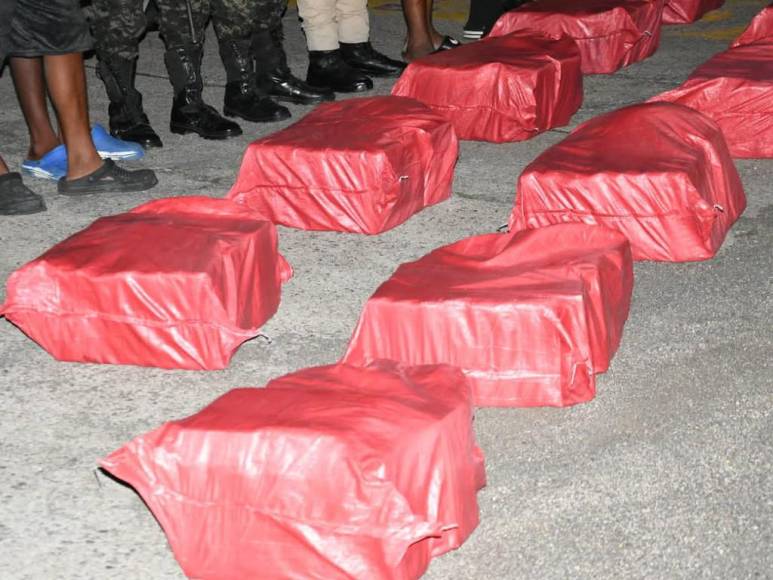 Más de 300 paquetes de cocaína y ocho detenidos: Así fue el traslado de la droga decomisada en el Caribe (Fotos)