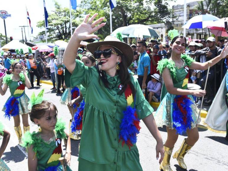 Maestras hondureñas que se robaron las miradas en los desfiles de independencia patria