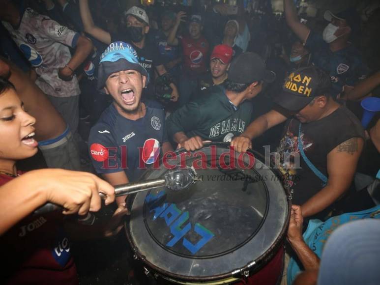 ¡Locura total! Afición de Motagua monta carnaval en la capital tras conquista de la 18