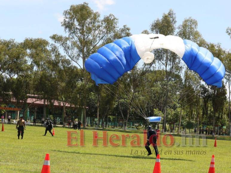 FOTOS: Paracaidistas se alistan para el salto por la Patria el 15 de septiembre