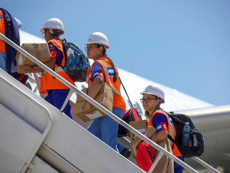 Con 100 especialistas y varios perros de búsqueda: así es el equipo que envío Bukele para ayudar a Turquía tras desvatador terremoto