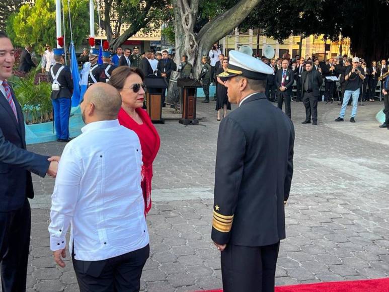 Sobrio y elegante: presidenta Xiomara Castro elige un look rojo para celebrar el 15 de septiembre