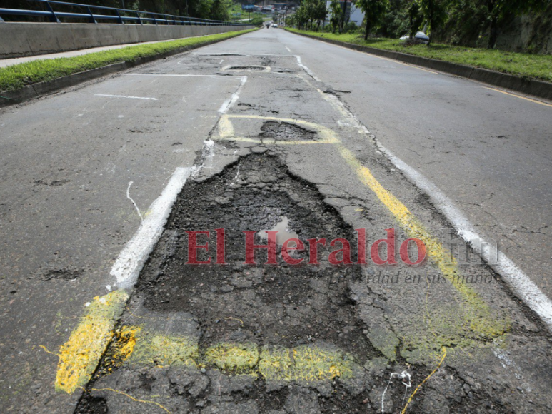 Con círculos blancos y mensajes, capitalinos exigen a la Alcaldía reparación de baches