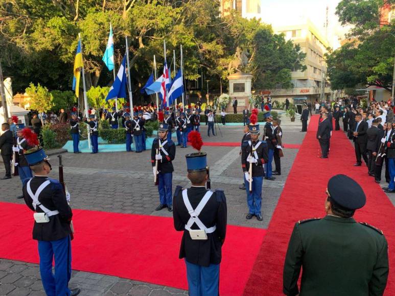 Sobrio y elegante: presidenta Xiomara Castro elige un look rojo para celebrar el 15 de septiembre