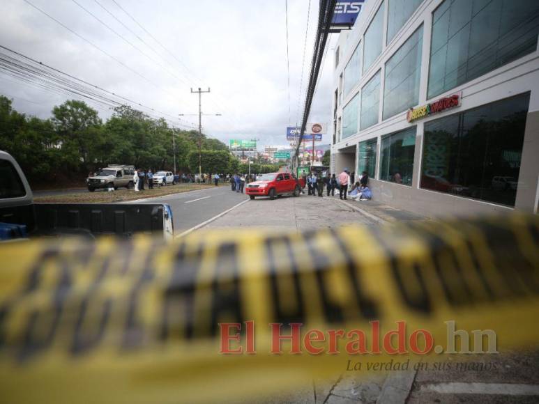 Las dramáticas imágenes que dejó la masacre de cuatro jóvenes afuera de discoteca del bulevar Morazán