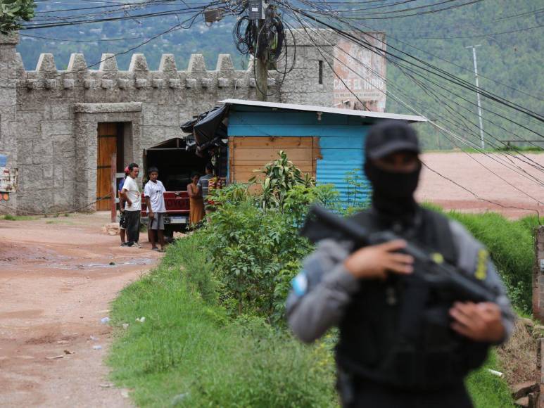 Las imágenes de la tardía intervención en la colonia Mirador de Oriente tras crimen de jóvenes