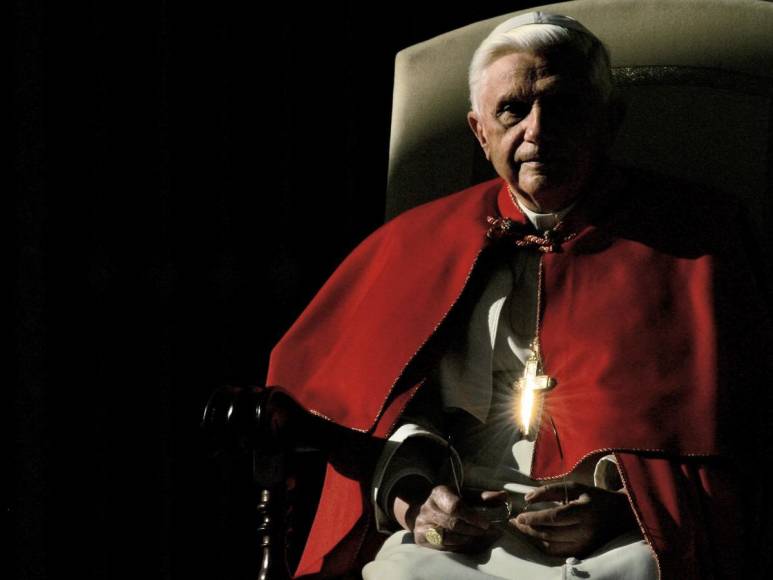 Amante de los gatos, escándalos y renuncia: la vida del papa emérito Benedicto XVI