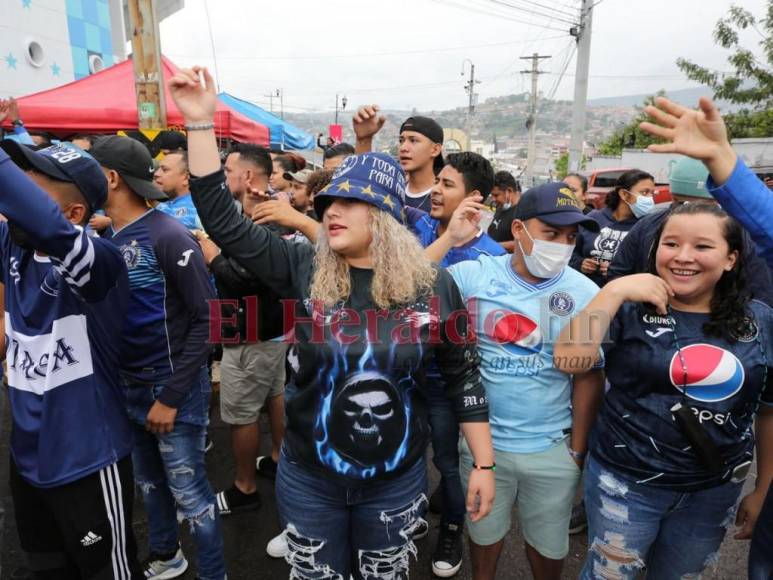 La gloriosa llegada de La Revo y el Nacional inundado de Motagüenses: Así se vive el ambiente en el Chelato Uclés