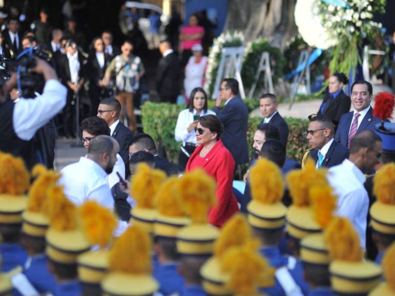 Sobrio y elegante: presidenta Xiomara Castro elige un look rojo para celebrar el 15 de septiembre