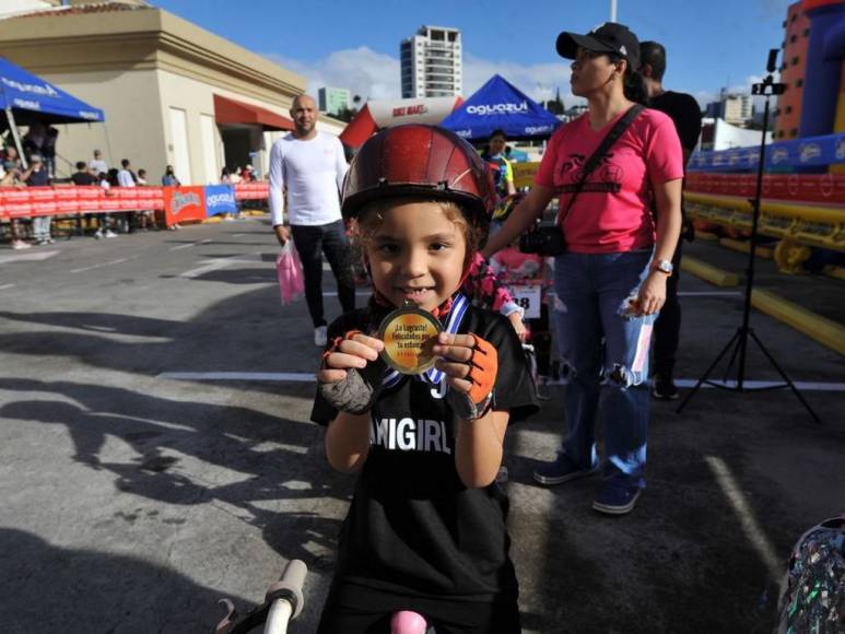 Entre trampolines y algodones de azúcar disfrutan grandes y chicos del ambiente en Vuelta Infantil 2022