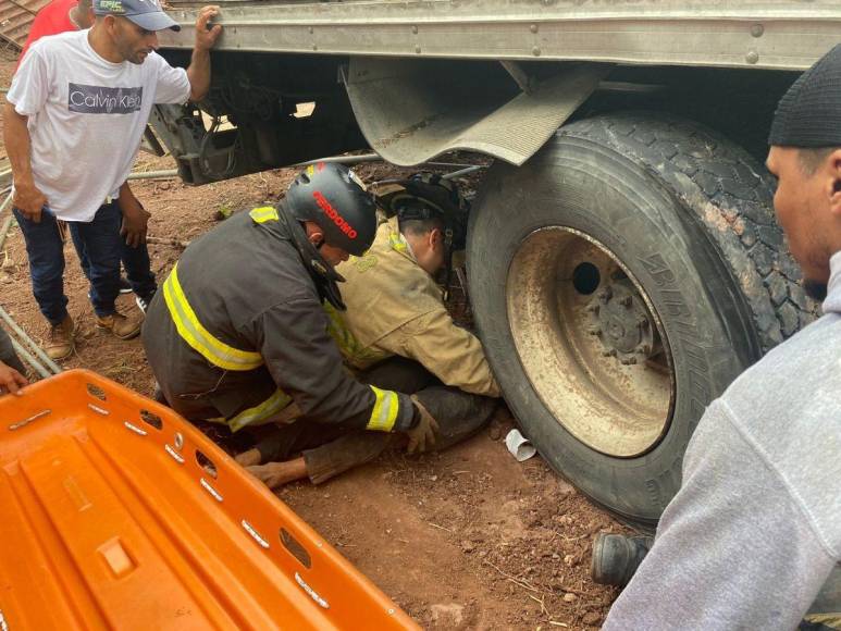 “Iba ‘arriado‘, logré maniobrar, de ahí no pude”: Las imágenes del fatal accidente que dejó una persona muerta y otra atrapada en Copán