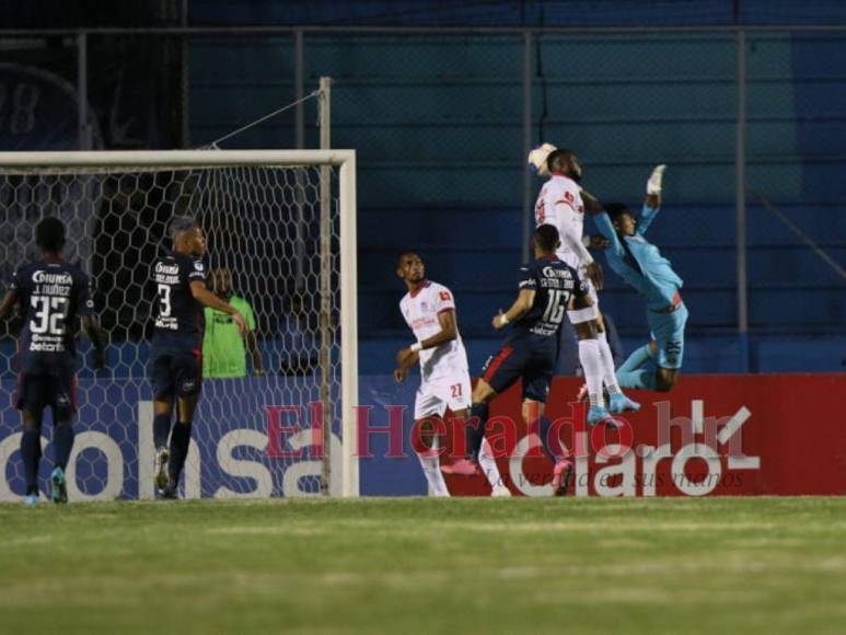 Zafarrancho, polémica y un emotivo saludo: Las imágenes que dejó el Motagua-Olimpia