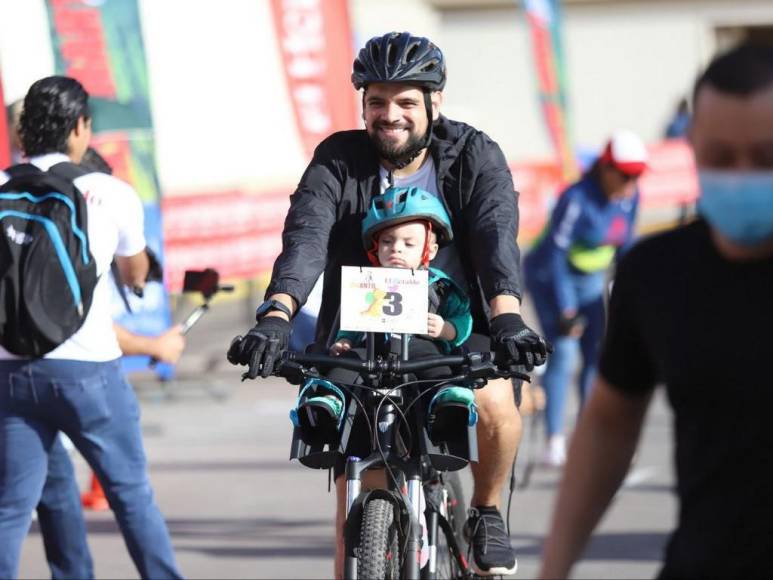 Entre trampolines y algodones de azúcar disfrutan grandes y chicos del ambiente en Vuelta Infantil 2022