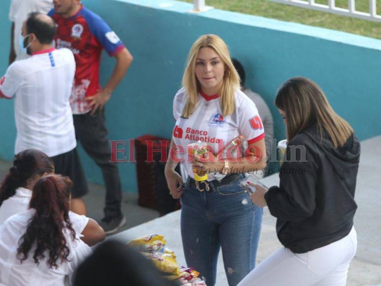 Ambientazo y pasión merengue: Así se vive el Olimpia vs Real España en las gradas del Nacional