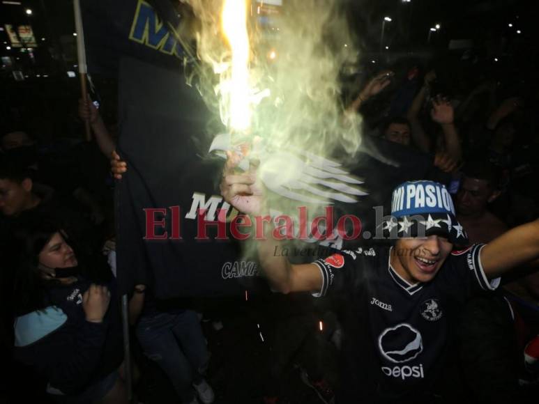 ¡Locura total! Afición de Motagua monta carnaval en la capital tras conquista de la 18