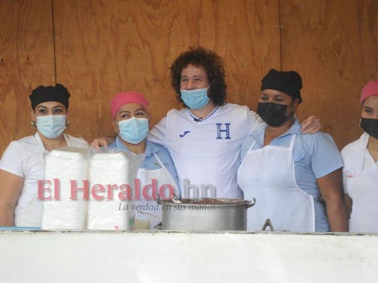 En imágenes: así saborea Luisito Comunica las baleadas en la capital