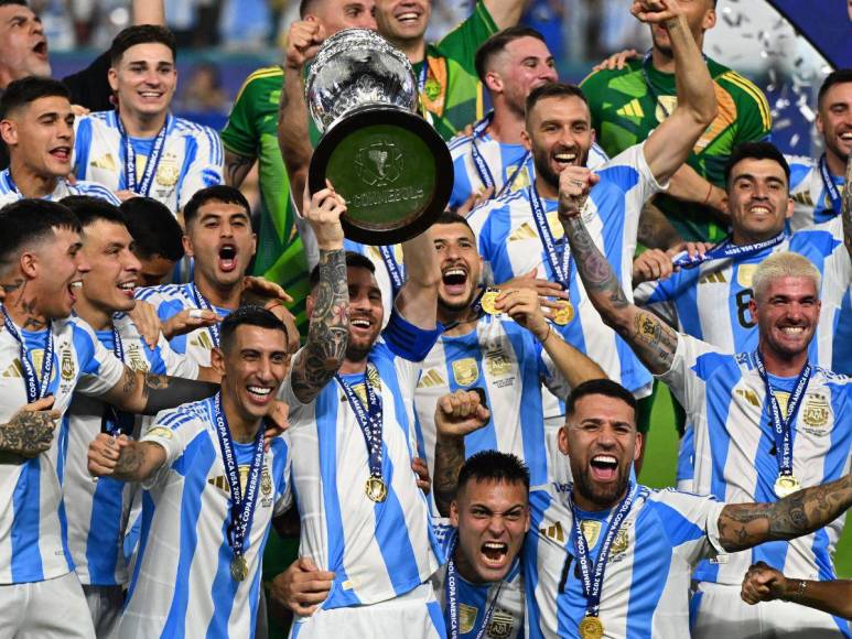 Abrazos y emotivas despedidas: el festejo de Argentina, bicampeón de Copa América