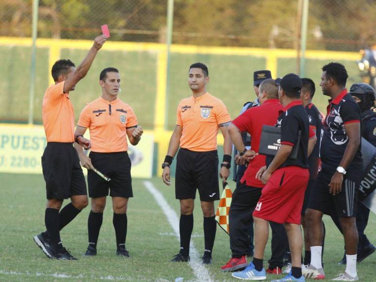 Siete expulsados y agresiones: imágenes del zafarrancho que dejó el Parrillas One-Independiente de la Liga de Ascenso