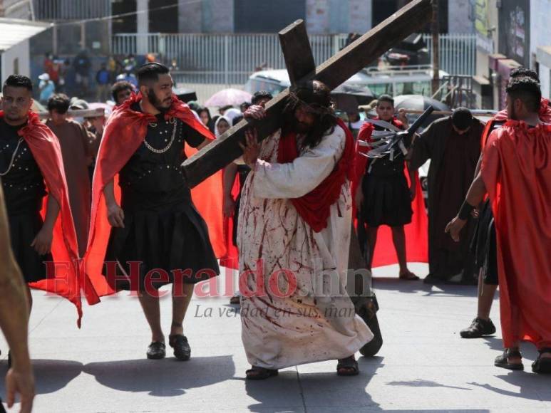 Las impresionantes imágenes del Vía Crucis de la iglesia El Calvario de Comayagüela