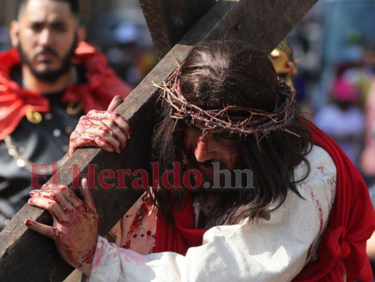 Las impresionantes imágenes del Vía Crucis de la iglesia El Calvario de Comayagüela