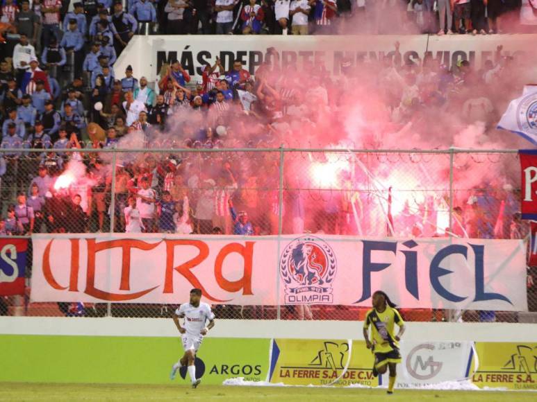 ¡Con juego de luces! Así celebró la Ultra Fiel el triunfo del Olimpia