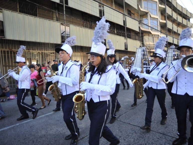 Con fervor y patriotismo, bandas marciales deslumbran este 15 de septiembre