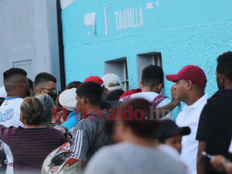 ¡Infierno blanco! Así se vive la previa del Olimpia-Municipal en el Chelato Uclés