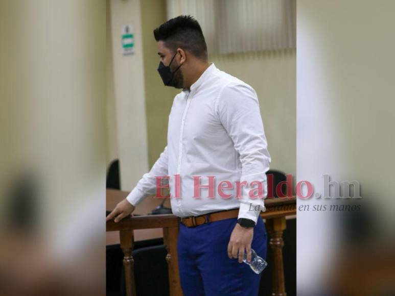 Tranquilo y abrazando a su madre, así llegó Kevin Solórzano al Tribunal de Sentencias