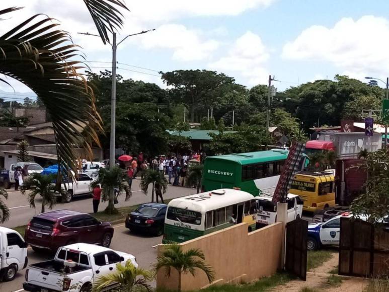 “¡Ya basta de tantos apagones!”: Así fue la toma de carretera en Campamento, Olancho