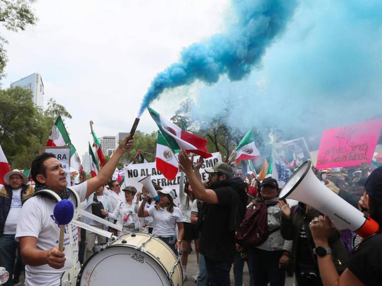 Mexicanos salen a las calles en contra de reforma judicial