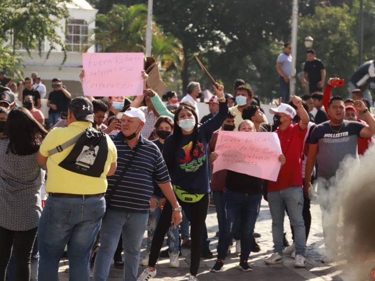 Negocios cerrados, personas atrapadas y disturbios: imágenes de las protestas en San Pedro Sula