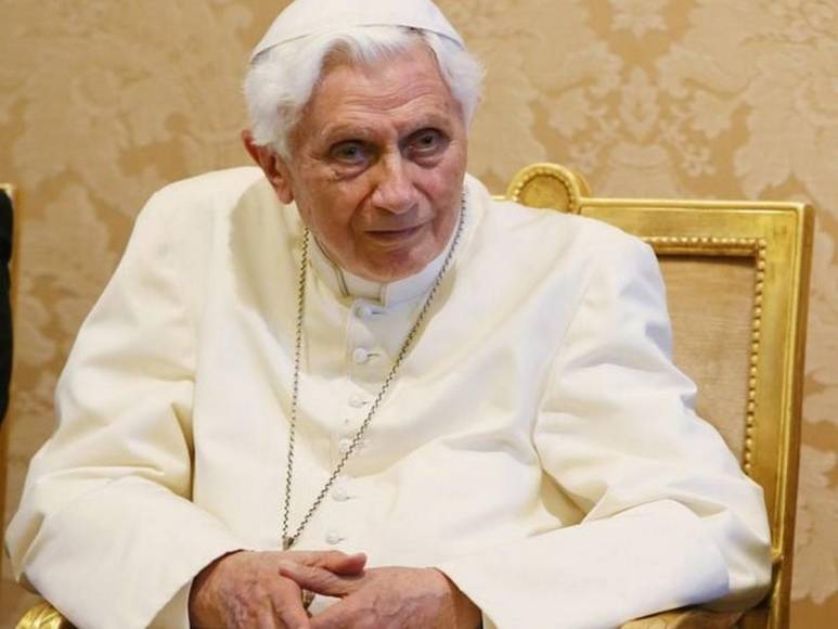 Amante de los gatos, escándalos y renuncia: la vida del papa emérito Benedicto XVI