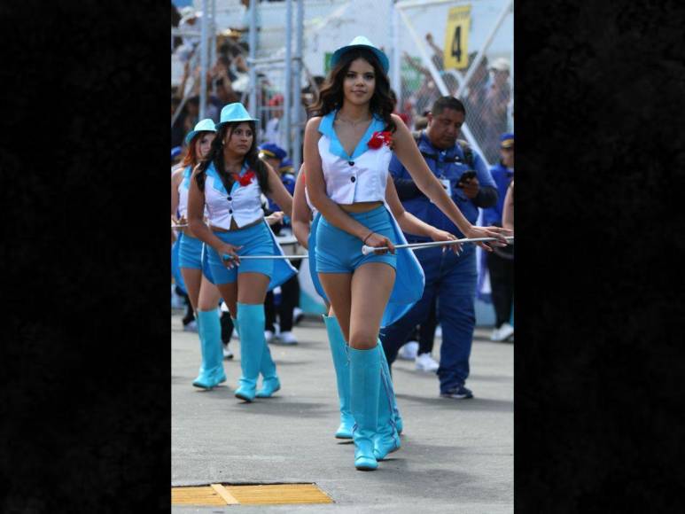 Palillonas del Instituto Mixto Honduras sorprenden con su novedoso traje