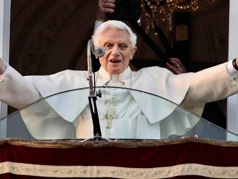 Amante de los gatos, escándalos y renuncia: la vida del papa emérito Benedicto XVI