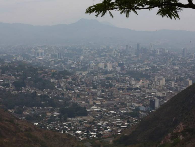 Así se ve la capital escondida en una nube de humo