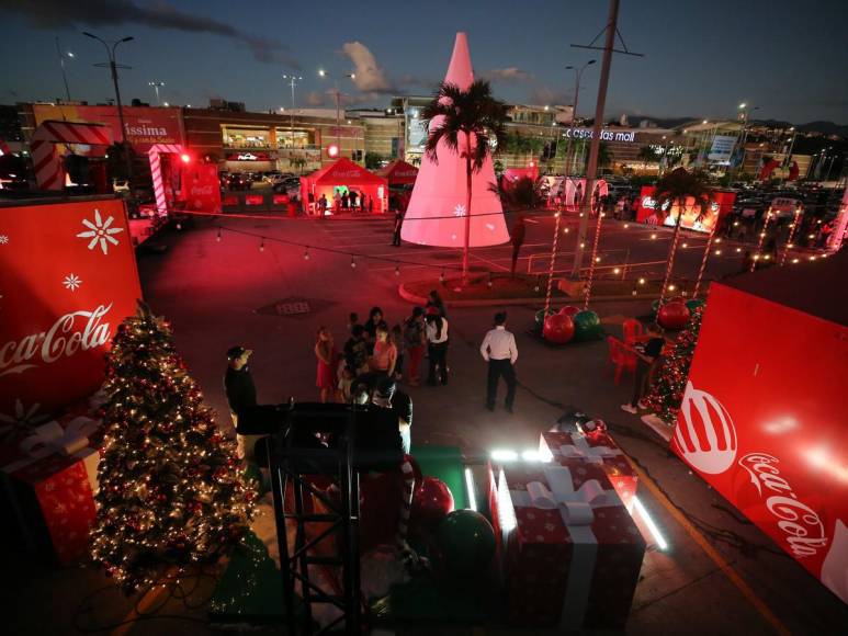 Mágica caravana navideña de la Coca Cola recorre la capital