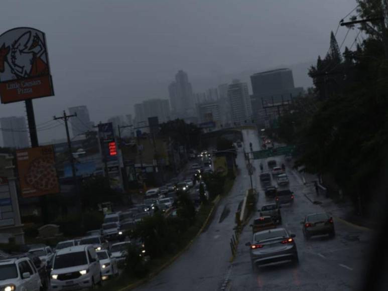 Fuertes lluvias oscurecen Tegucigalpa en pleno mediodía este martes