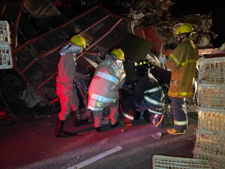 Las impactantes imágenes del choque de una rastra contra el peaje de Santa Cruz de Yojoa