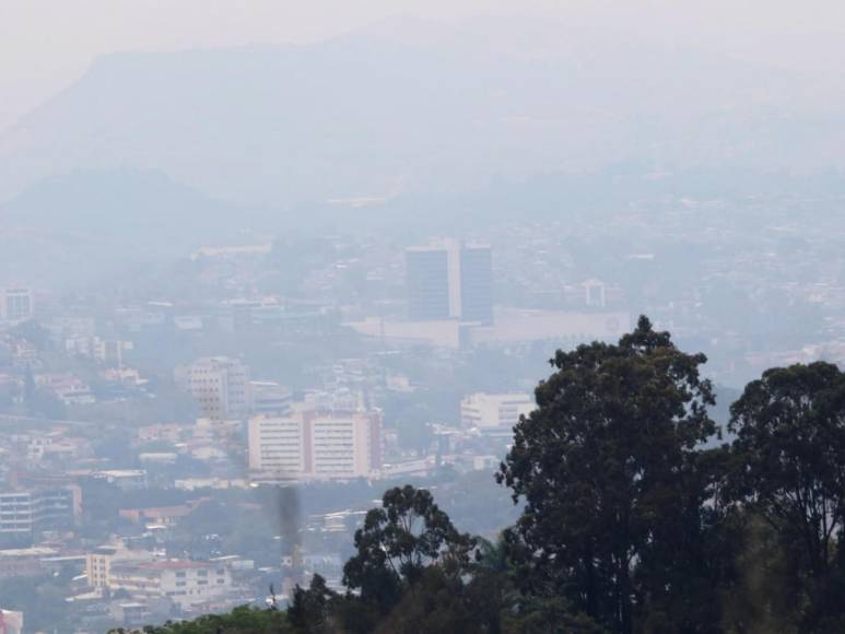 Así se ve la capital escondida en una nube de humo