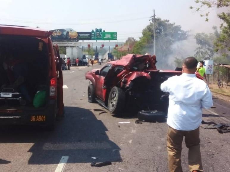 Destrozos e incendio: Las imágenes del múltiple accidente en peaje de Yojoa