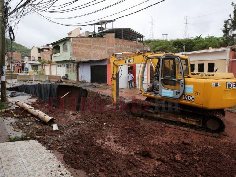 Cráteres, lodo y zonas a punto de quedar incomunicadas: así luce la capital tras las lluvias